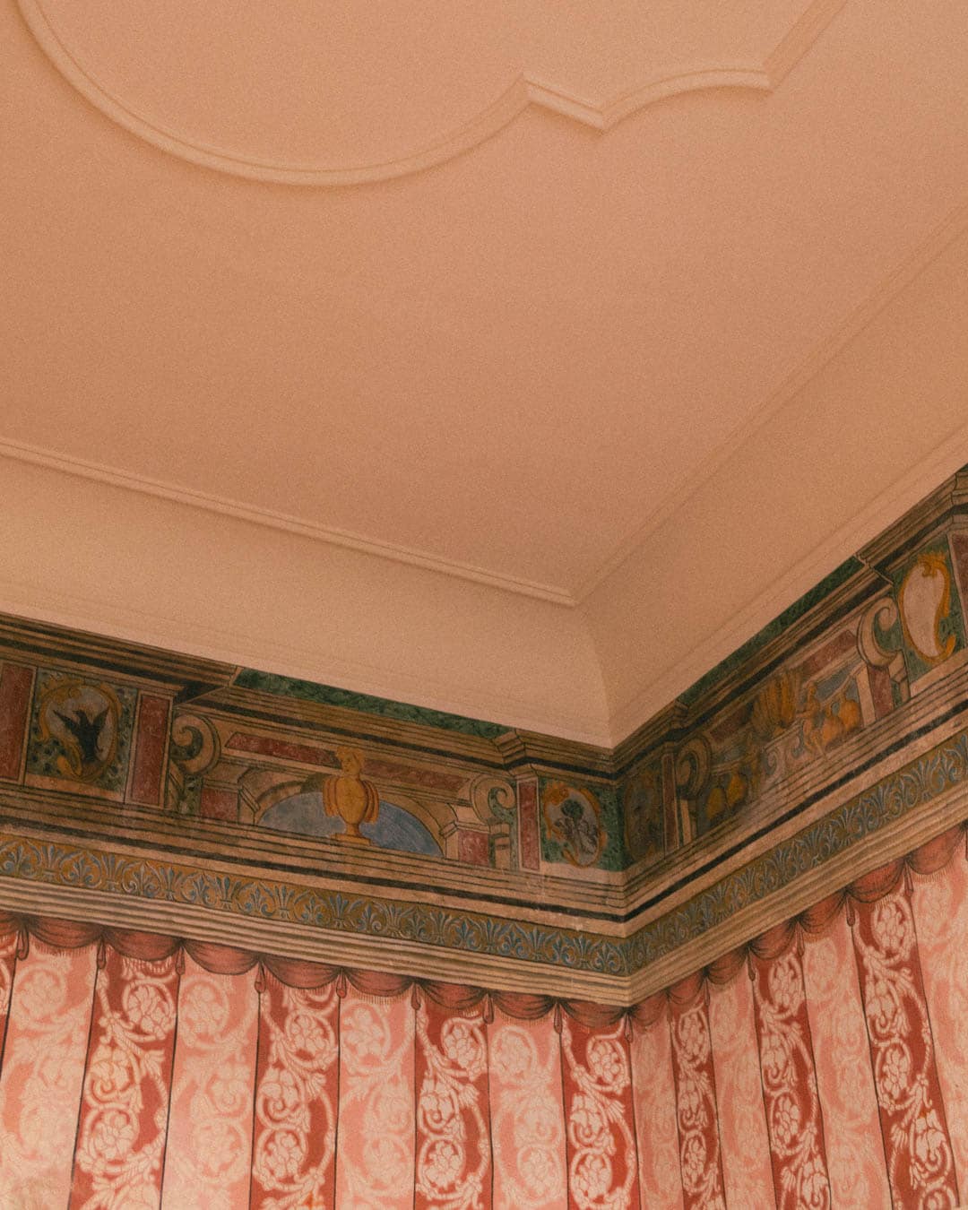 Soffitto affrescato in una dimora storica