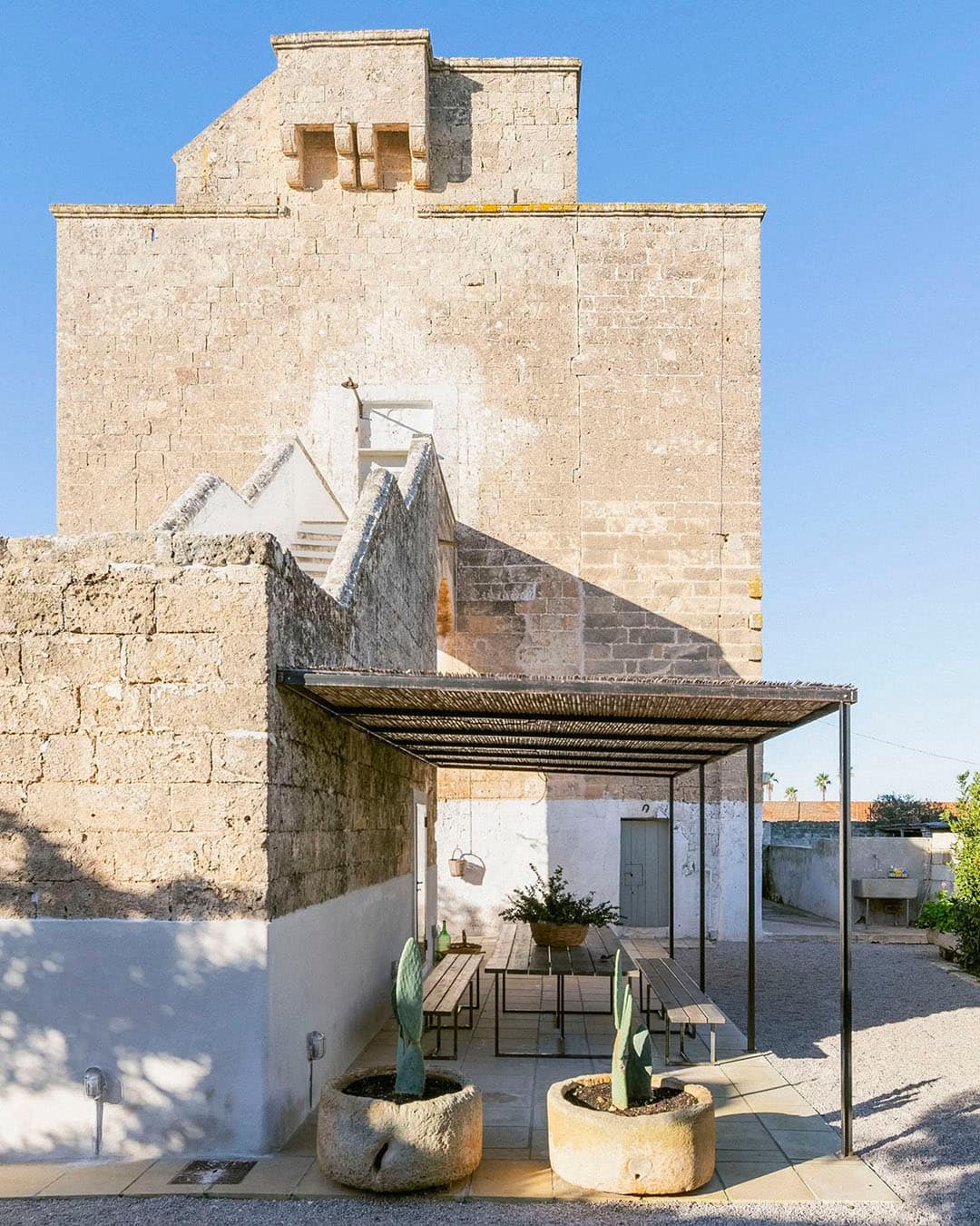 Torre in pietra di una masseria salentina